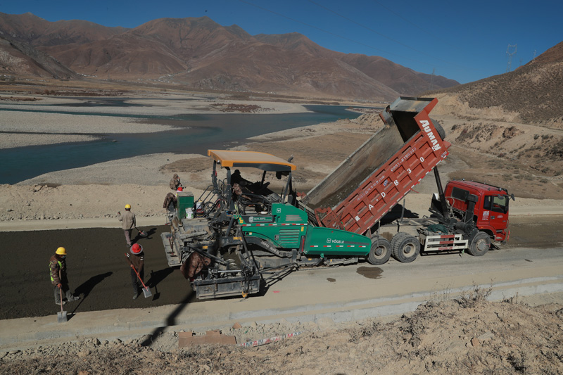 56個(gè)民族一起奔小康