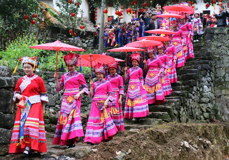 56個(gè)民族一起奔小康