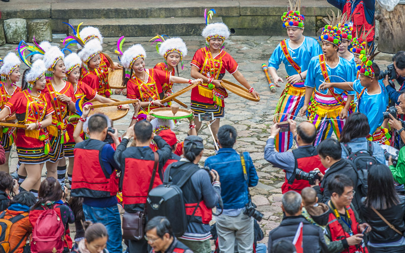 56個(gè)民族一起奔小康