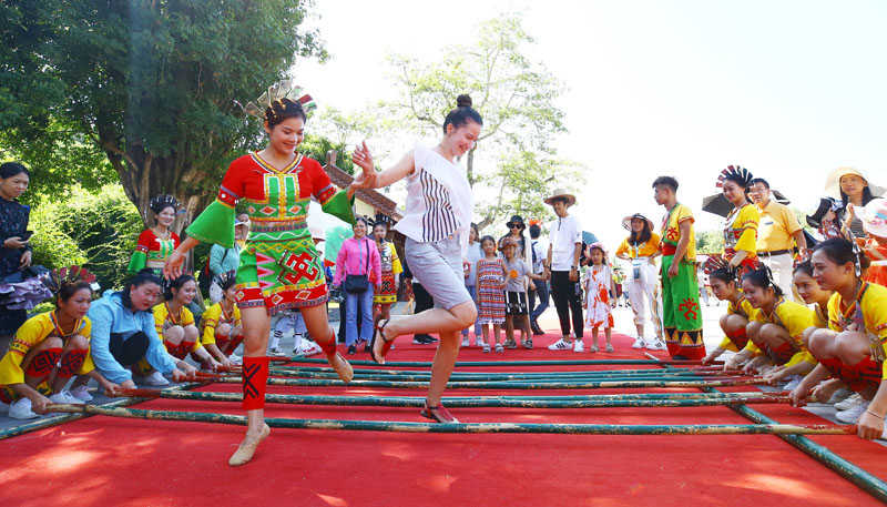 56個(gè)民族一起奔小康