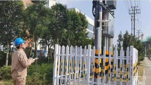 專家團隊正在調試無人機（央廣網發(fā) 倪雯攝）