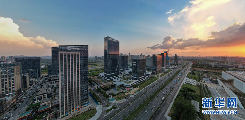 【“飛閱”中國(guó)】武漢光谷科創(chuàng)大走廊主軸亮相 串起萬(wàn)億級(jí)產(chǎn)業(yè)集群