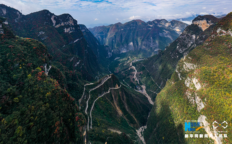 初冬下莊 多彩天路