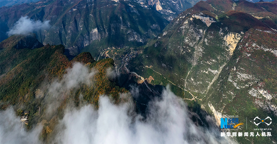 初冬下莊 多彩天路
