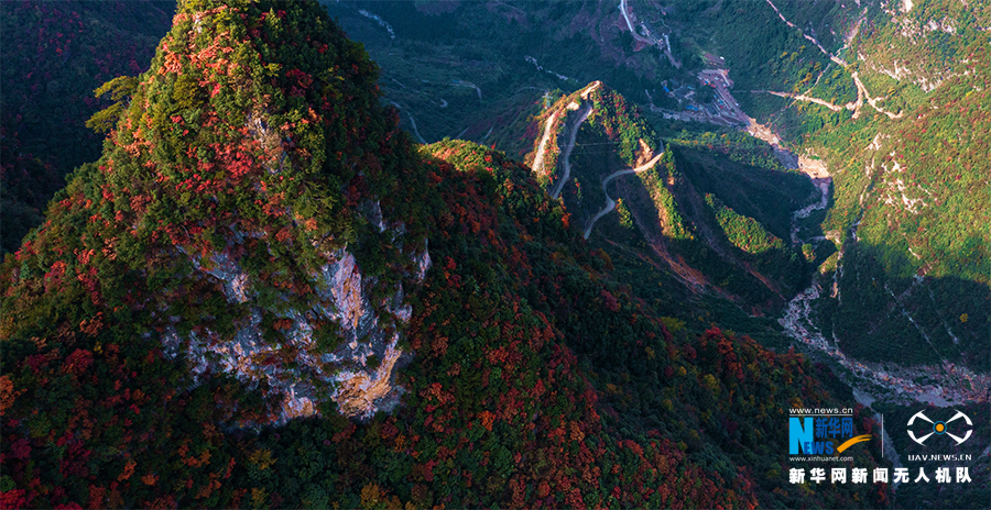 初冬下莊 多彩天路