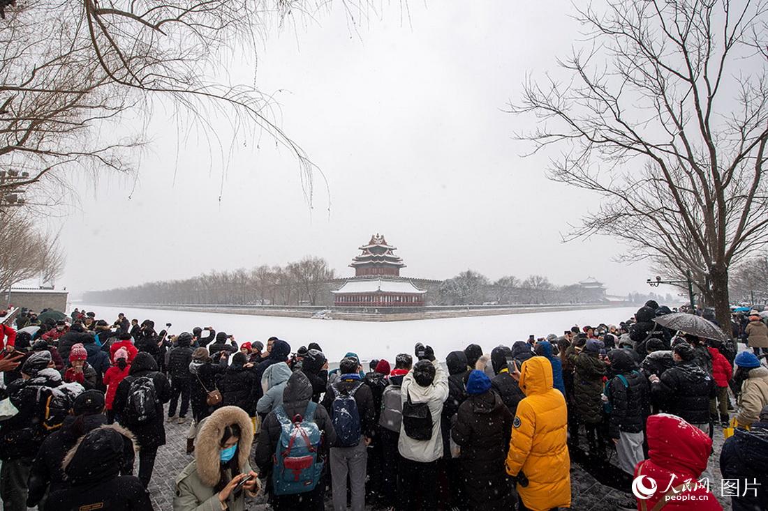 2月13日，雪中的故宮角樓，引來(lái)無(wú)數(shù)市民及游客駐足賞景。人民網(wǎng)記者翁奇羽攝