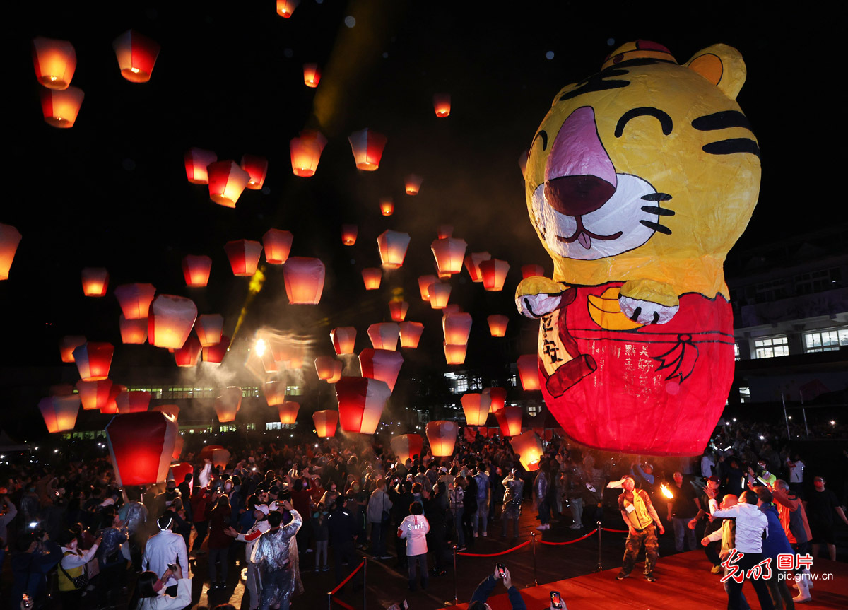 兩岸同胞張燈結(jié)彩共迎元宵
