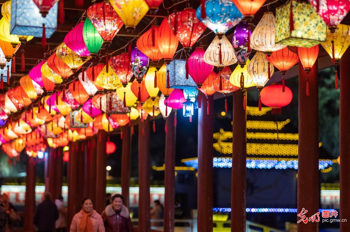 兩岸同胞張燈結(jié)彩共迎元宵