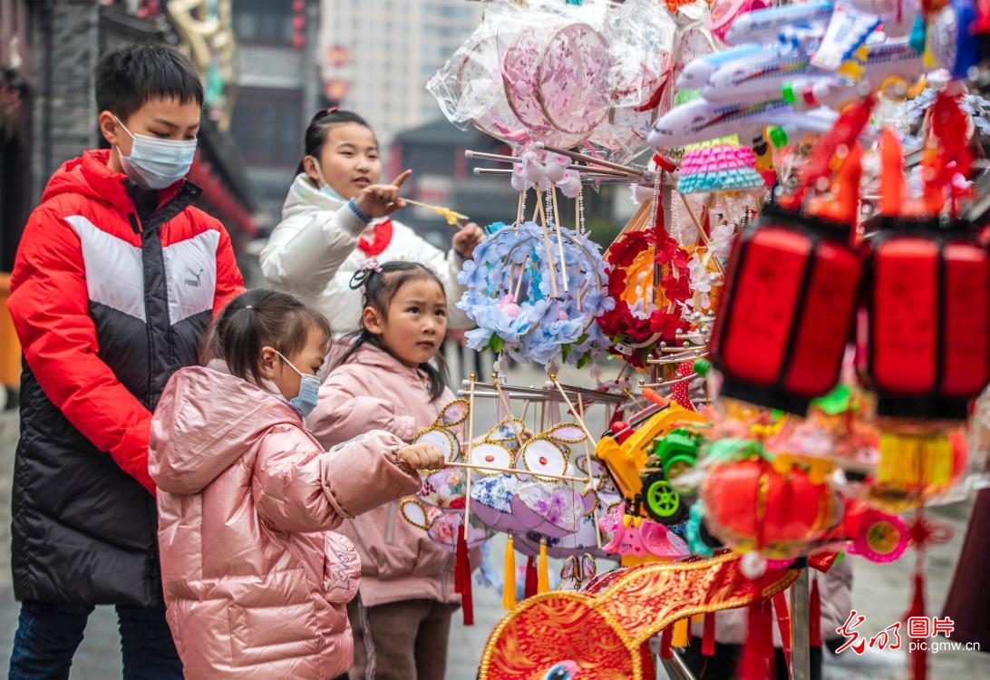 兩岸同胞張燈結(jié)彩共迎元宵