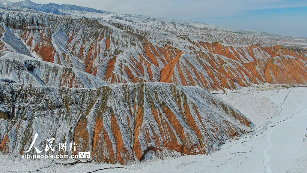 甘肅阿克塞：雪后丹霞美景如畫