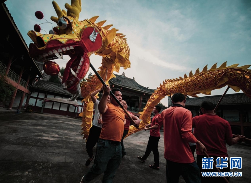 火龍燈舞：火樹銀花迸發(fā)的視覺盛宴