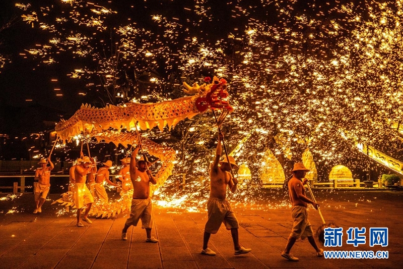 火龍燈舞：火樹銀花迸發(fā)的視覺盛宴