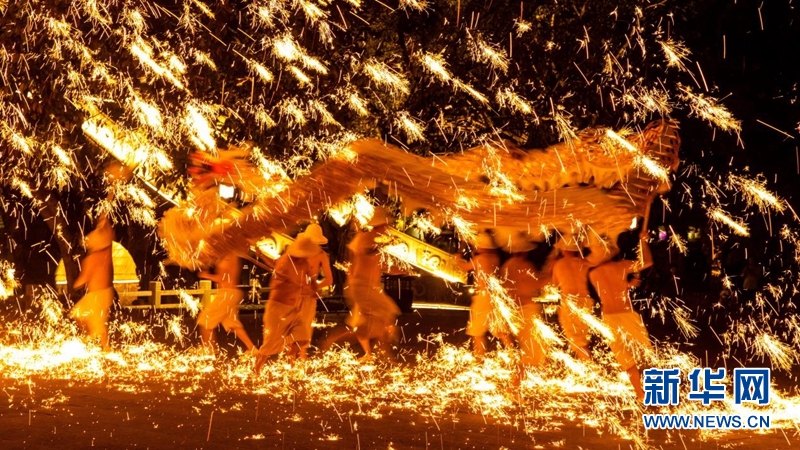 火龍燈舞：火樹銀花迸發(fā)的視覺盛宴