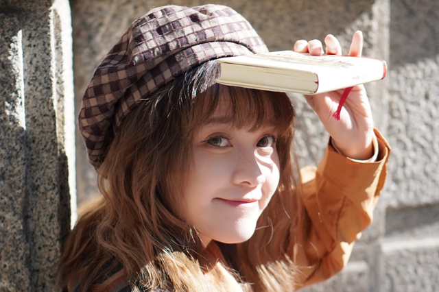 如何用索尼 ZV-E10 與小蛋糕鏡頭街拍少女人像