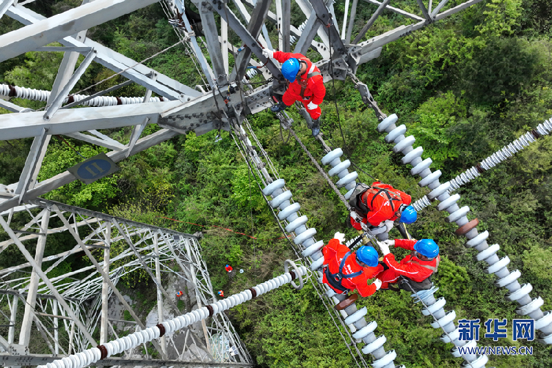 無(wú)人機(jī)“問(wèn)診”特高壓 護(hù)航“西電東送”大動(dòng)脈