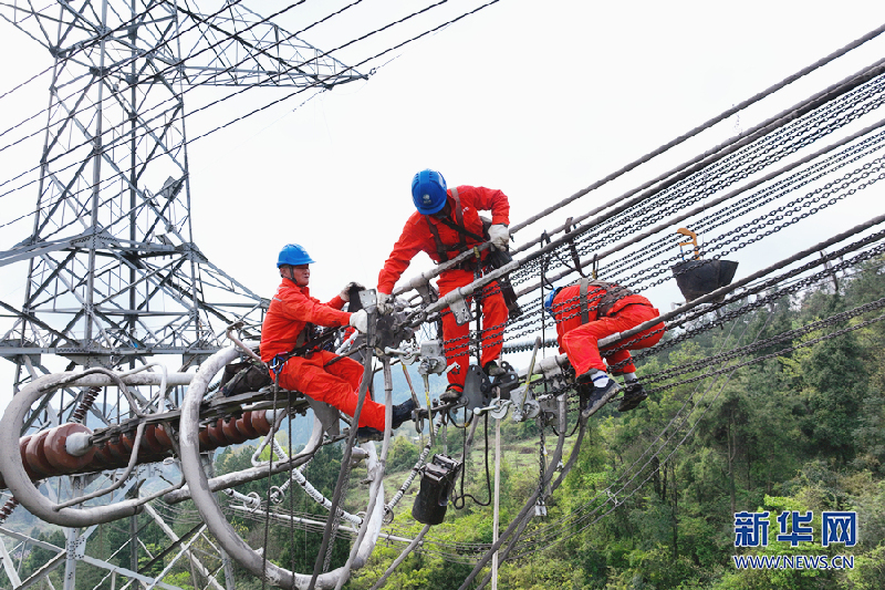 無(wú)人機(jī)“問(wèn)診”特高壓 護(hù)航“西電東送”大動(dòng)脈 無(wú)人機(jī)“問(wèn)診”特高壓 護(hù)航“西電東送”大動(dòng)脈