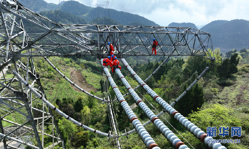 無(wú)人機(jī)“問(wèn)診”特高壓 護(hù)航“西電東送”大動(dòng)脈 無(wú)人機(jī)“問(wèn)診”特高壓 護(hù)航“西電東送”大動(dòng)脈