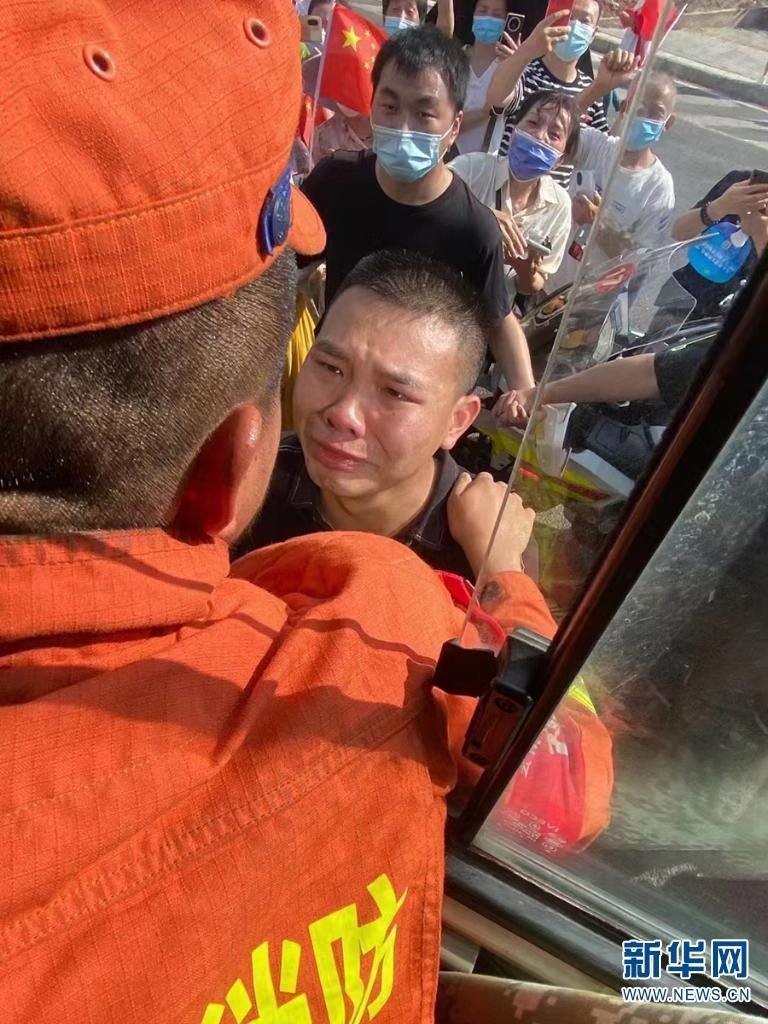 重慶市民歡送云南救火英雄