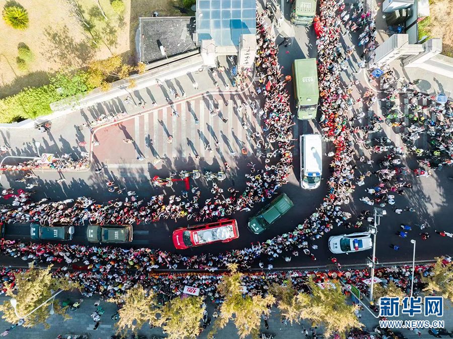 重慶市民歡送云南救火英雄