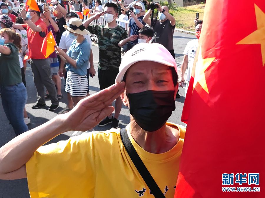 重慶市民歡送云南救火英雄