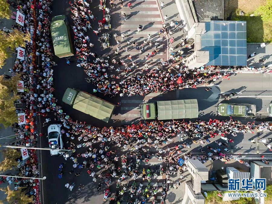 重慶市民歡送云南救火英雄