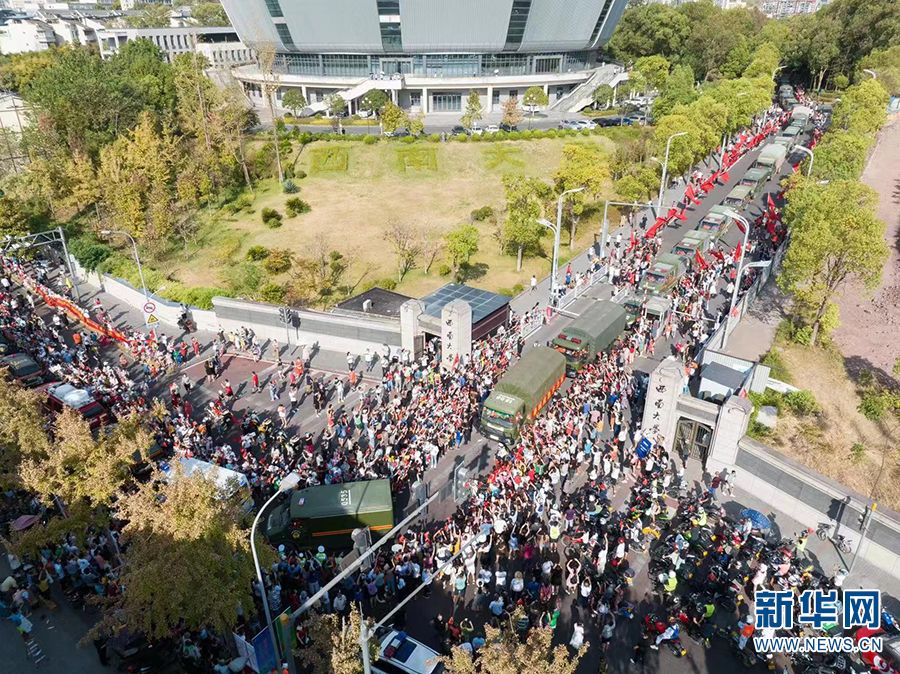 重慶市民歡送云南救火英雄