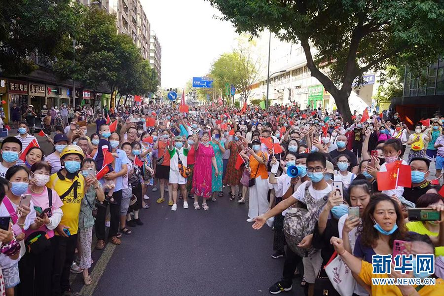 重慶市民歡送云南救火英雄