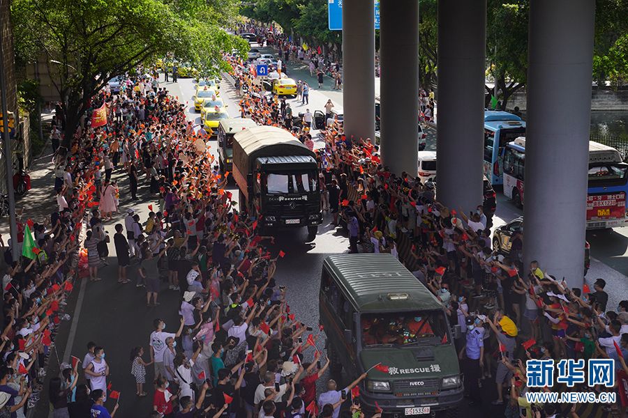 重慶市民歡送云南救火英雄