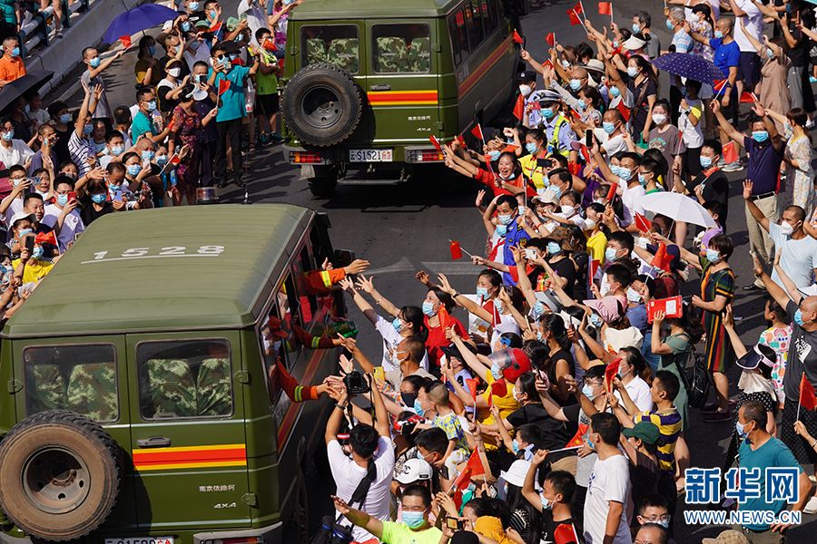 重慶市民歡送云南救火英雄