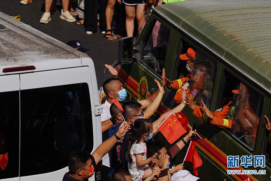 重慶市民歡送云南救火英雄