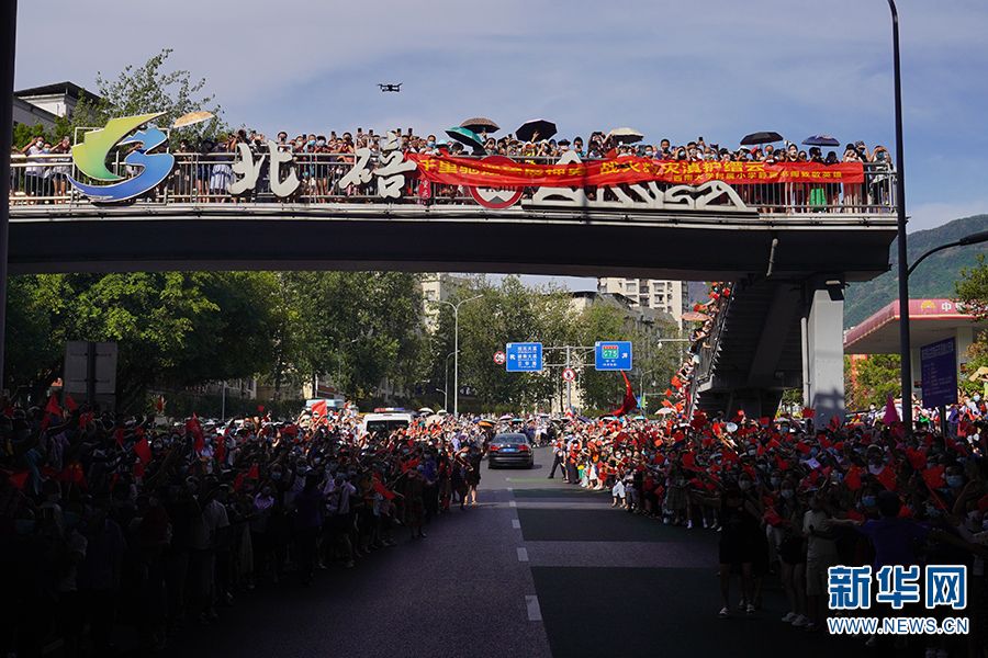 重慶市民歡送云南救火英雄