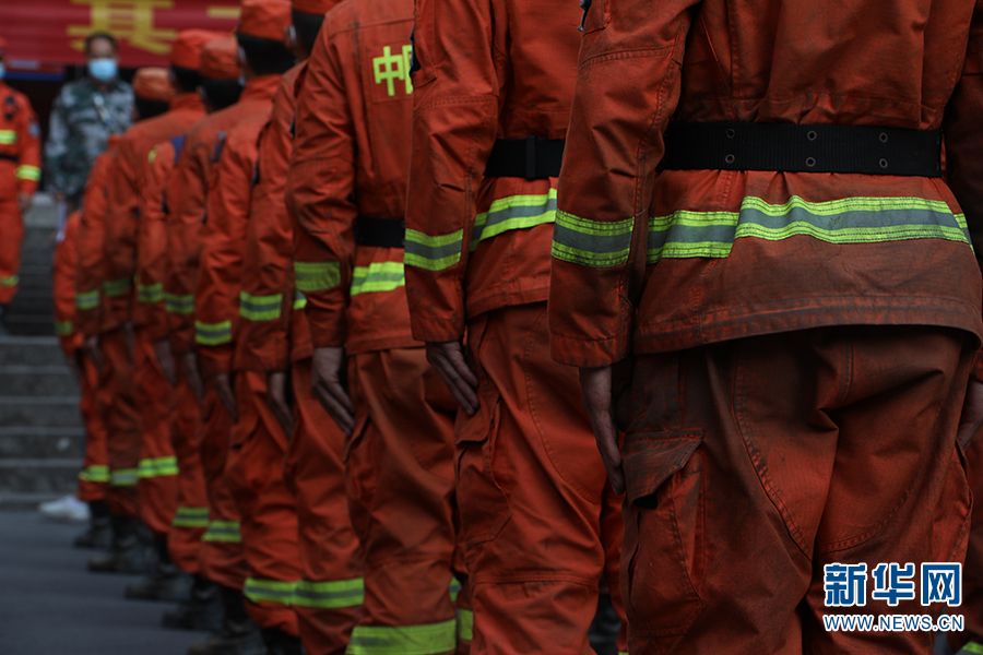 重慶市民歡送云南救火英雄