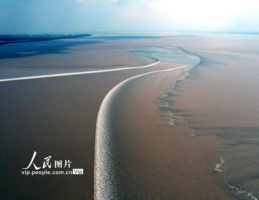 浙江海寧：錢塘秋汛“交叉潮”