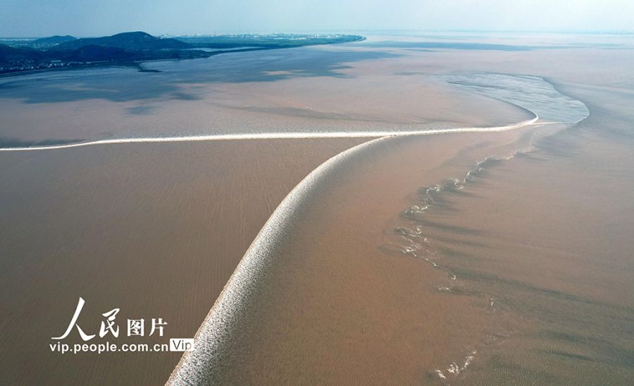 浙江海寧：錢塘秋汛“交叉潮”