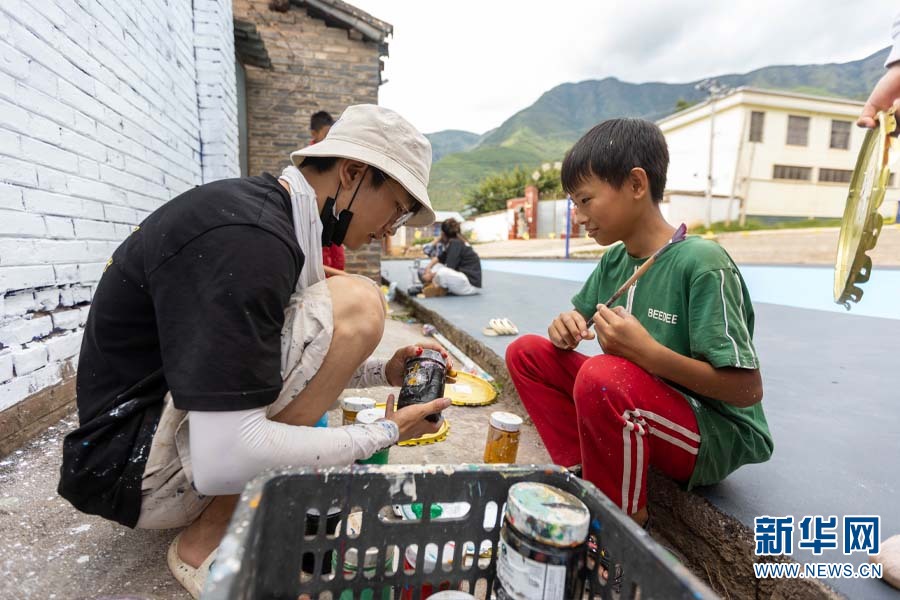 “95后”墻繪師回鄉(xiāng) 把村子畫成打卡點