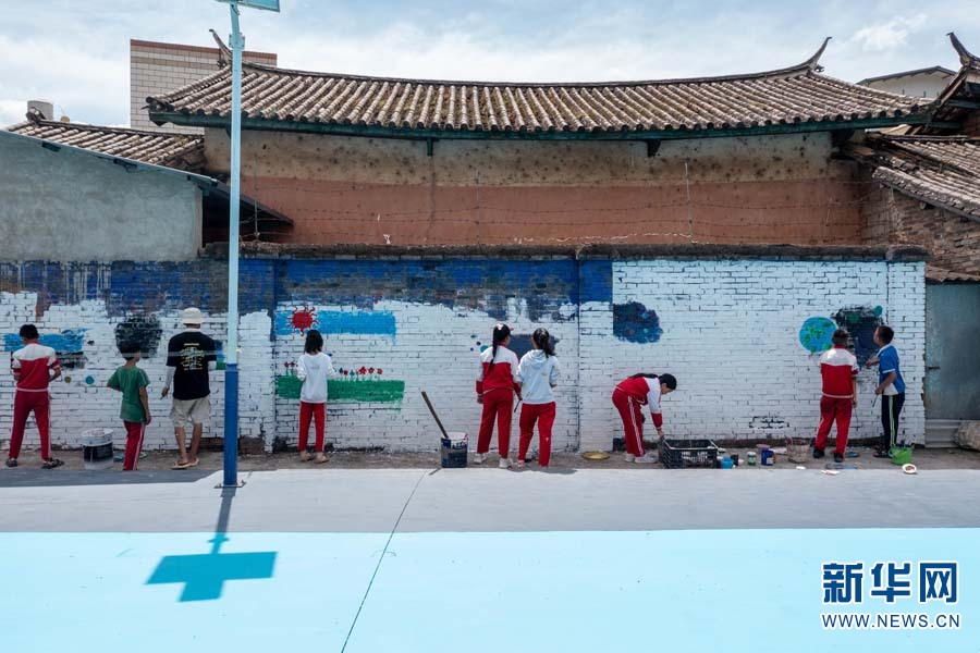 “95后”墻繪師回鄉(xiāng) 把村子畫成打卡點
