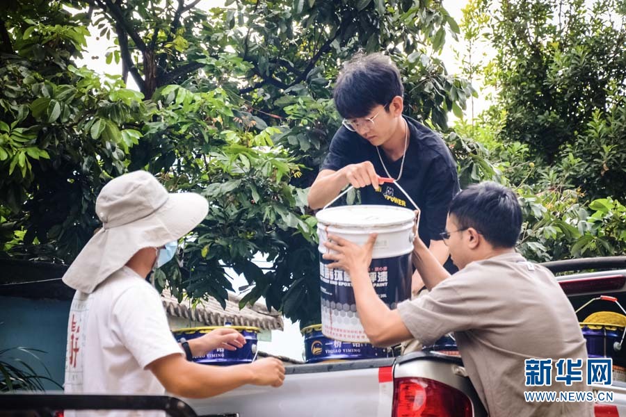 “95后”墻繪師回鄉(xiāng) 把村子畫成打卡點