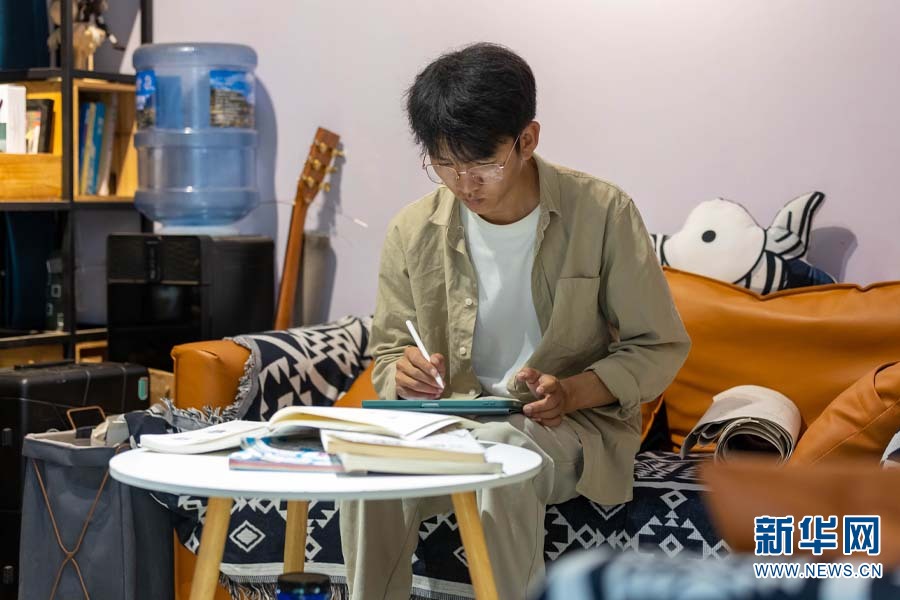 “95后”墻繪師回鄉(xiāng) 把村子畫成打卡點