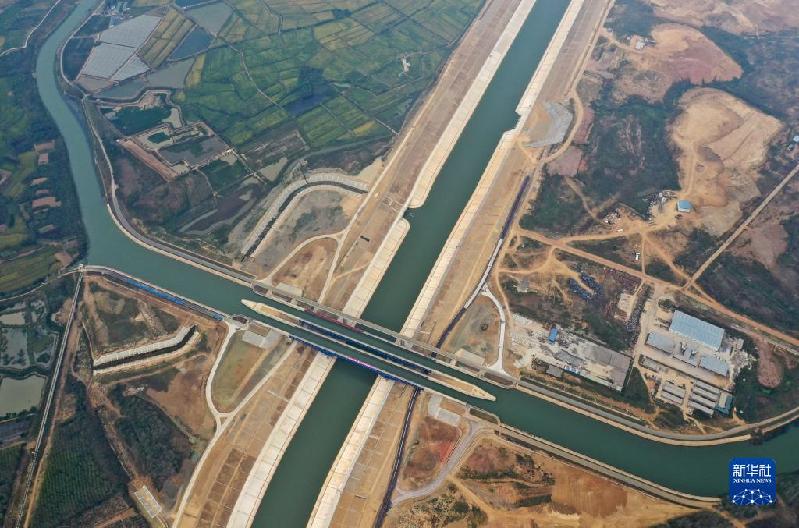 新華全媒+|河上有河！無人機帶你鳥瞰世界單跨最大“水上立交”