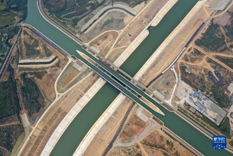 新華全媒+|河上有河！無人機帶你鳥瞰世界單跨最大“水上立交”