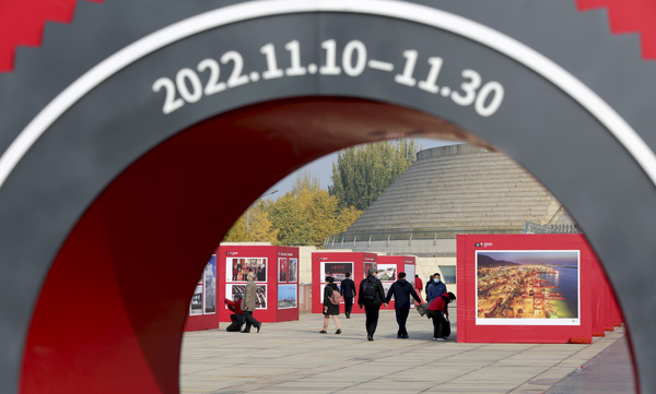 “禮贊新時(shí)代 再創(chuàng)新偉業(yè)”全國主流媒體新聞攝影展在京開幕