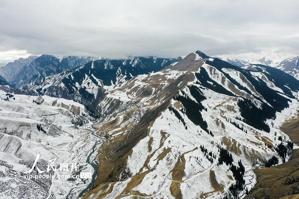新疆呼圖壁：雪后山河 壯美如畫