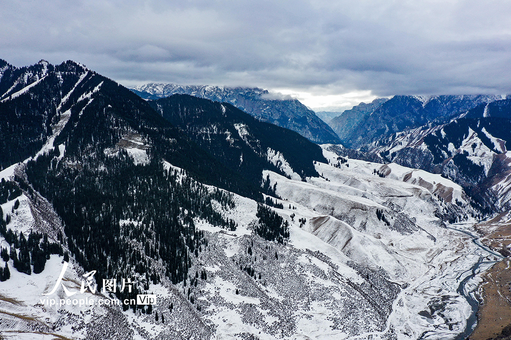 新疆呼圖壁：雪后山河 壯美如畫