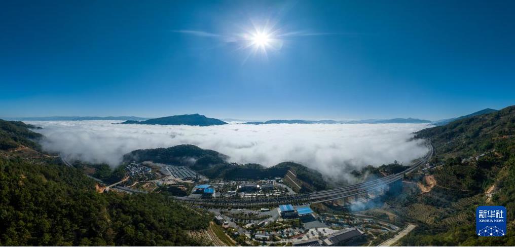 無(wú)人機(jī)航拍視角：云南臨滄蒼茫云海間