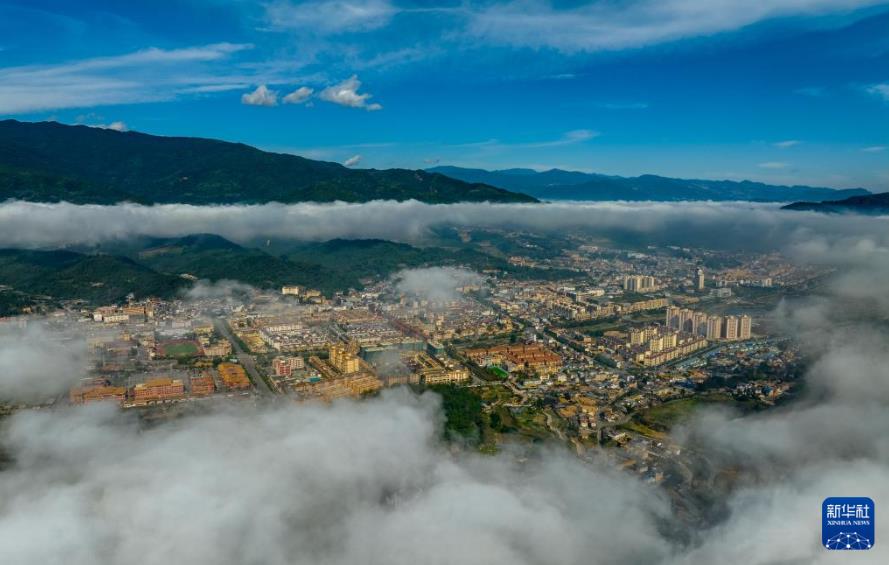 無(wú)人機(jī)航拍視角：云南臨滄蒼茫云海間