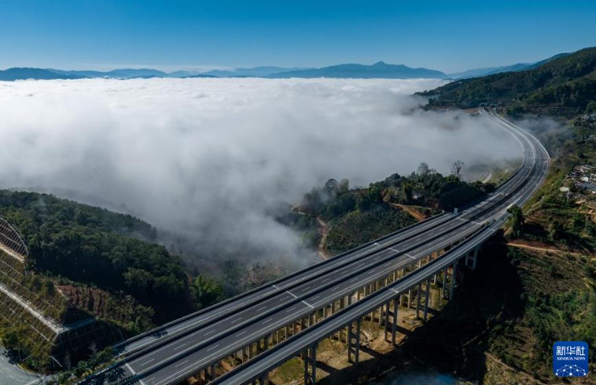 無(wú)人機(jī)航拍視角：云南臨滄蒼茫云海間