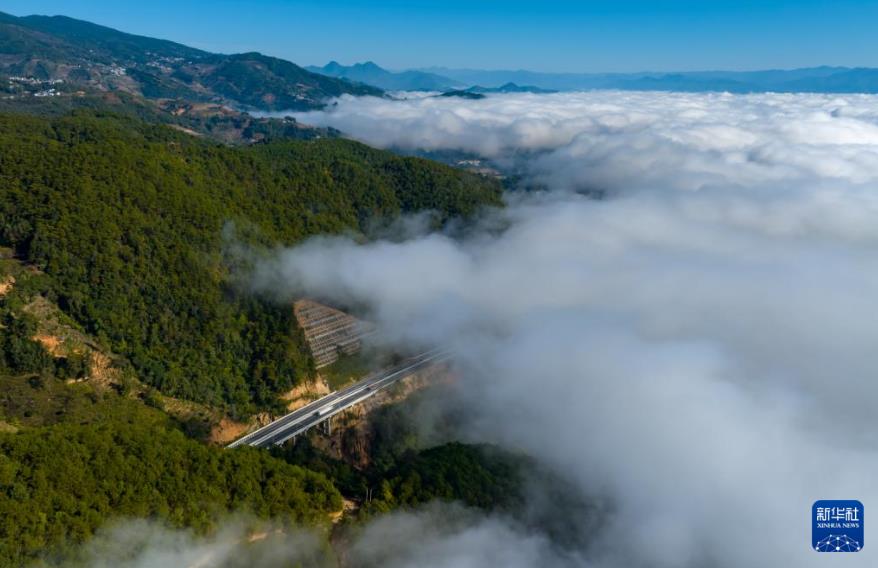 無(wú)人機(jī)航拍視角：云南臨滄蒼茫云海間