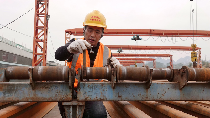 除夕，他們奮戰(zhàn)在貴南高鐵建設(shè)工地