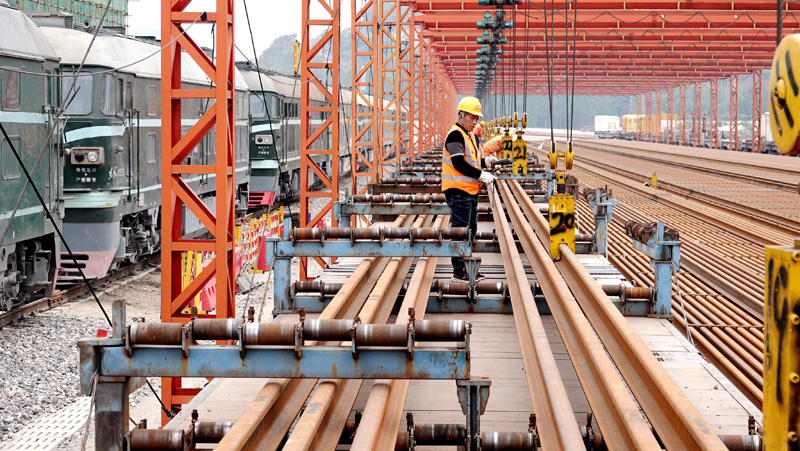 除夕，他們奮戰(zhàn)在貴南高鐵建設(shè)工地