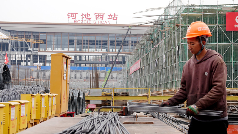 除夕，他們奮戰(zhàn)在貴南高鐵建設(shè)工地